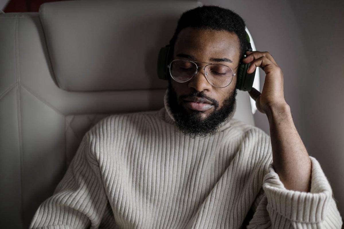 ilustrasi pria mendengarkan musik