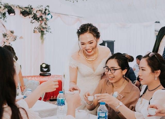 Ilustrasi pesta pernikahan sebagai gambaran suasana perayaan bersama pasangan pengantin dan para tamu.