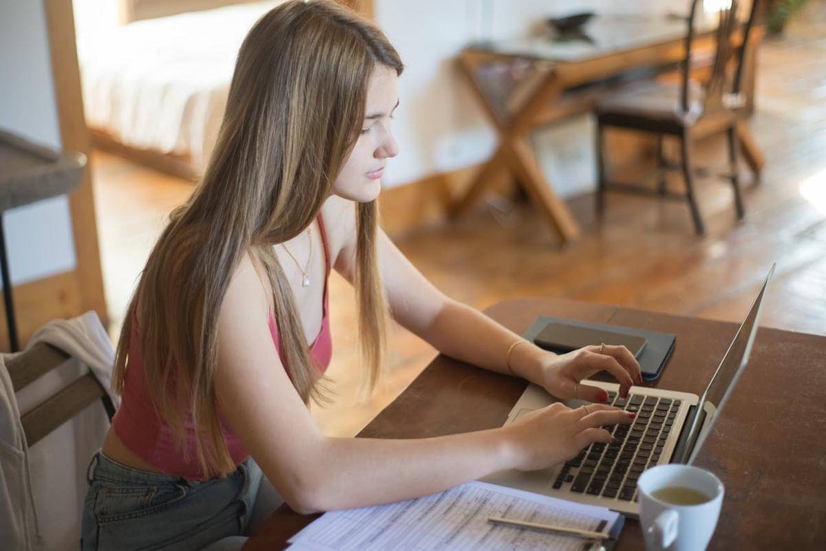 Seorang wanita sedang mengerjakan tugas.