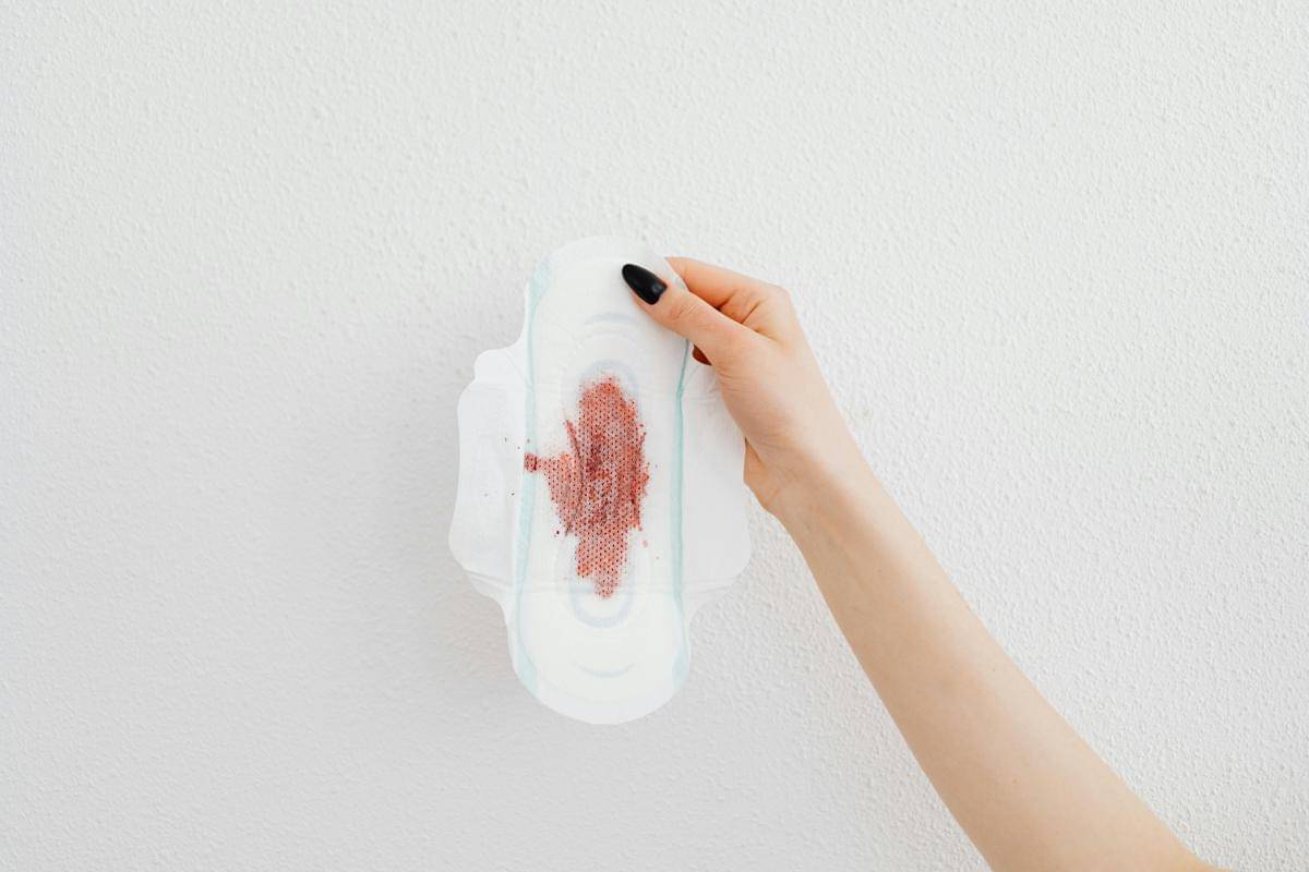 Bercak darah di pembalut sebagai ilustrasi menstruasi