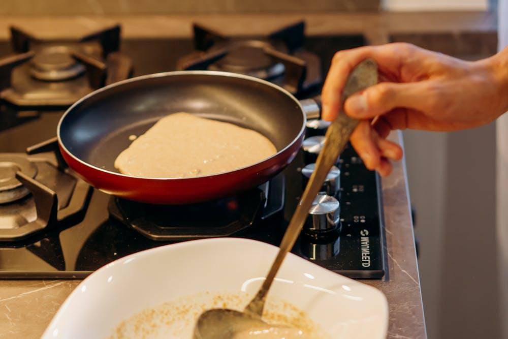 ilustrasi memanggang kue pisang di atas teflon