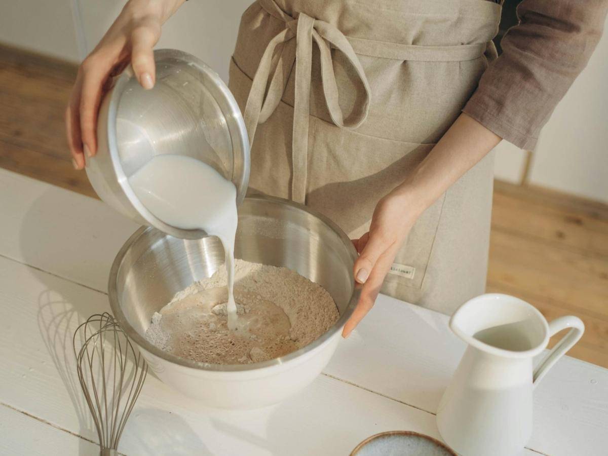 ilustrasi mengencerkan adonan kulit risol menggunakan susu 