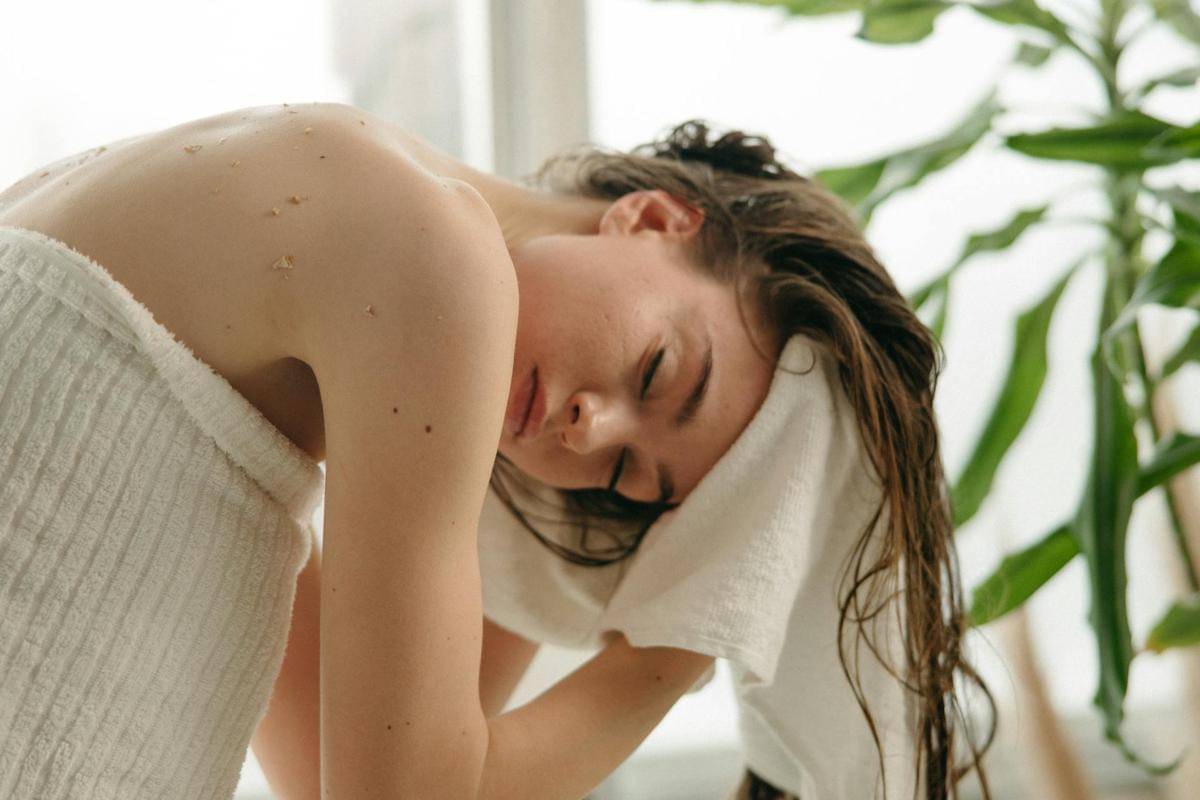 mengeringkan rambut dengan handuk