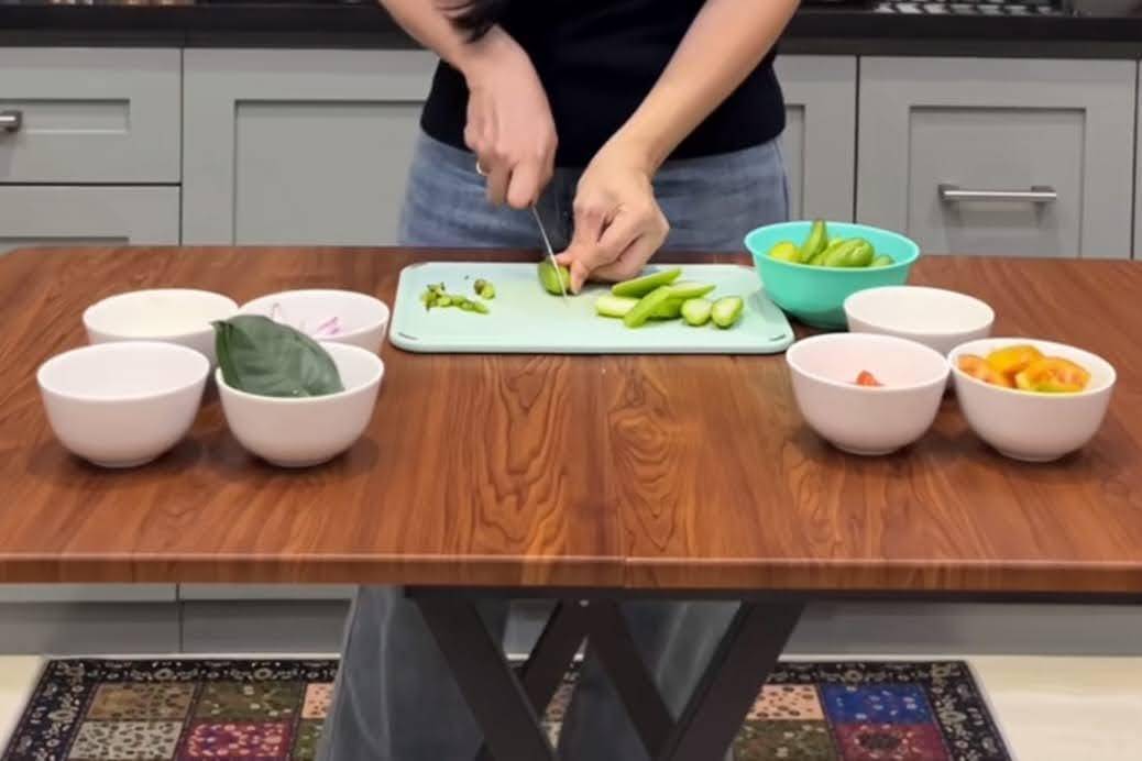 potret membuat ayam kuah segar ala Asmirandah