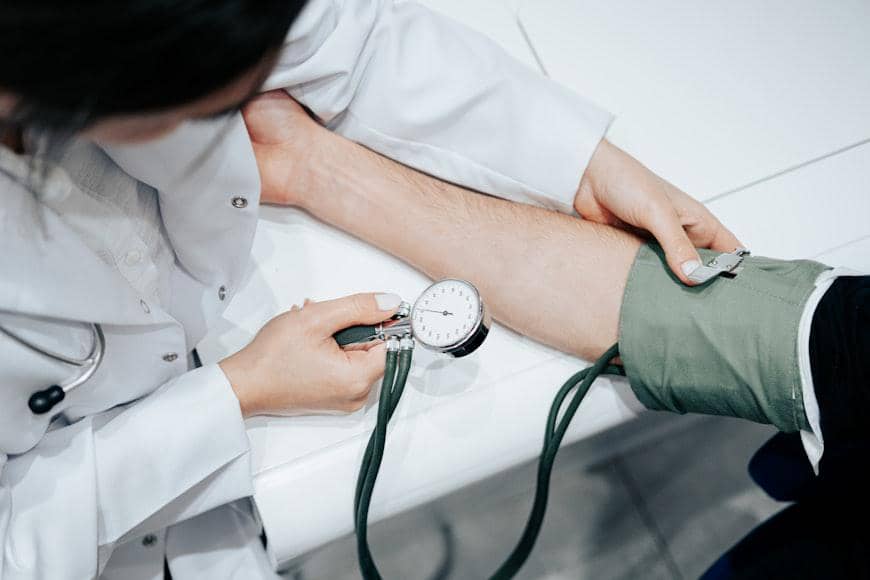 Ilustrasi dokter memeriksa tekanan darah pasien 