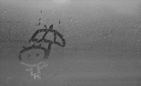 Animasi membawa payung saat hujan di media kaca berembun