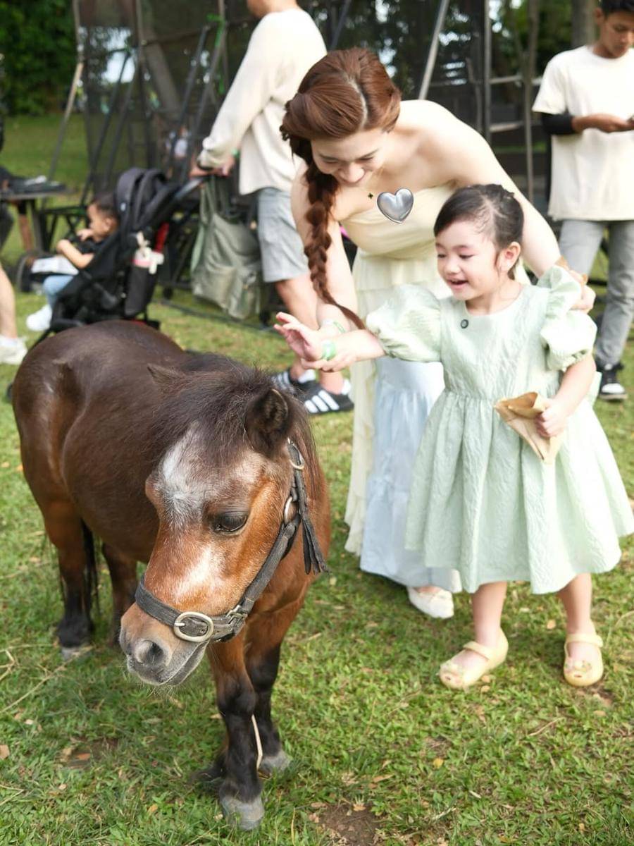 keluarga Felicya dan Hito ke Scientia Square Park