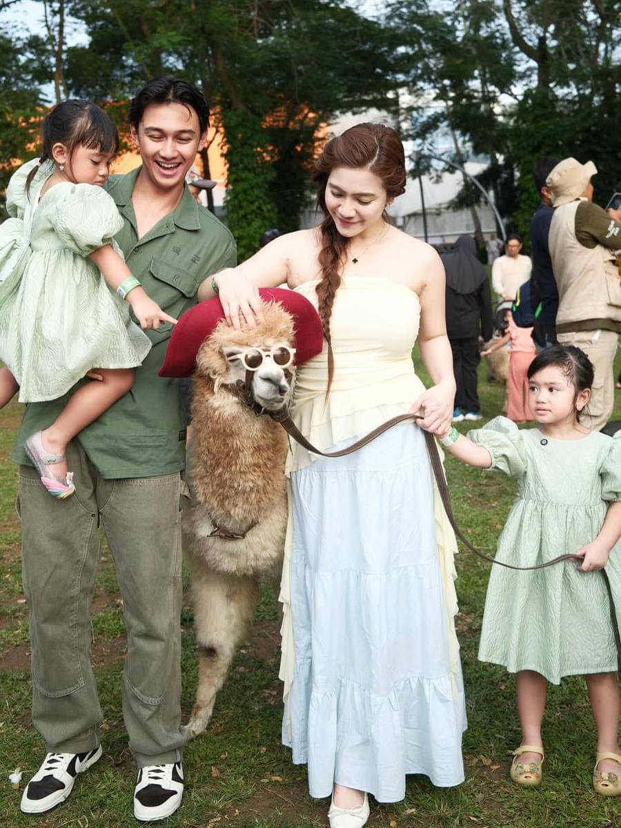 keluarga Felicya dan Hito ke Scientia Square Park