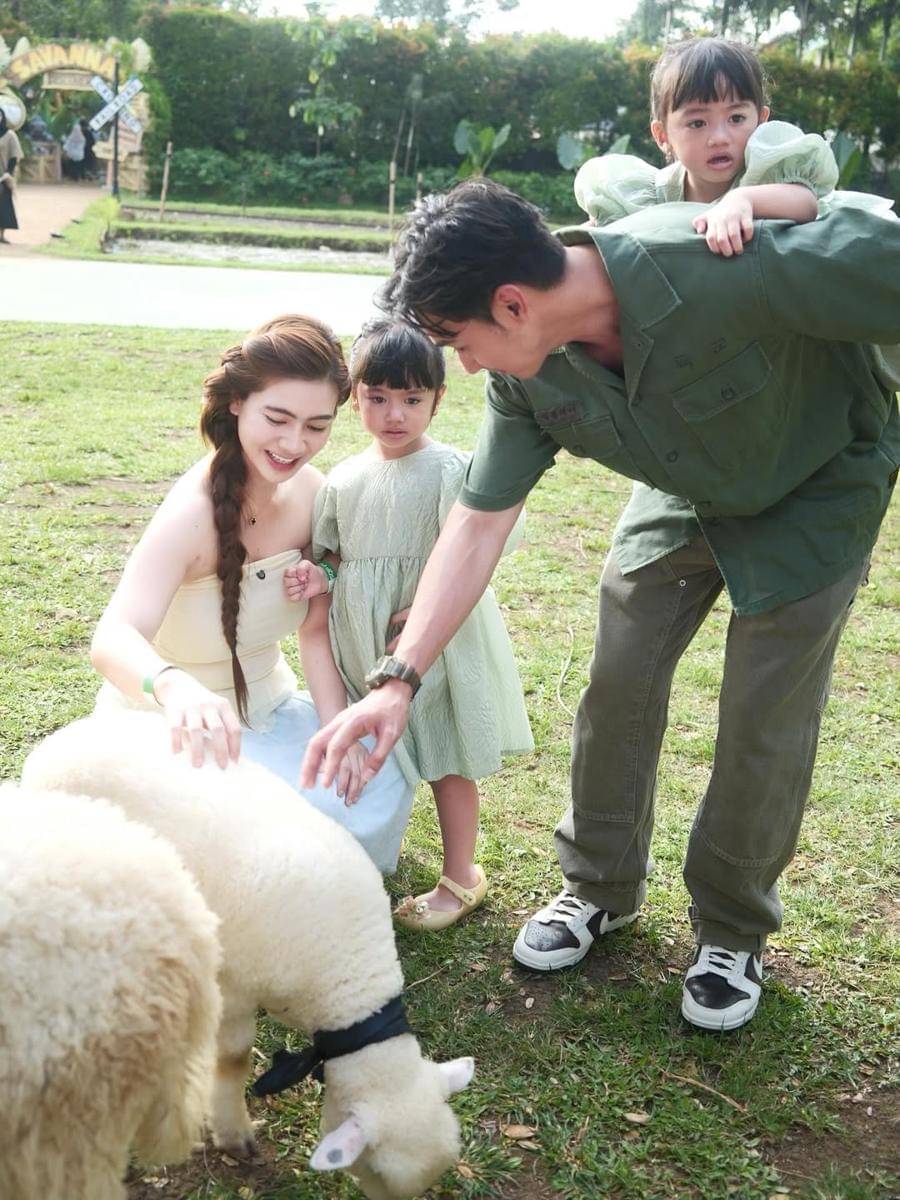 keluarga Felicya dan Hito ke Scientia Square Park