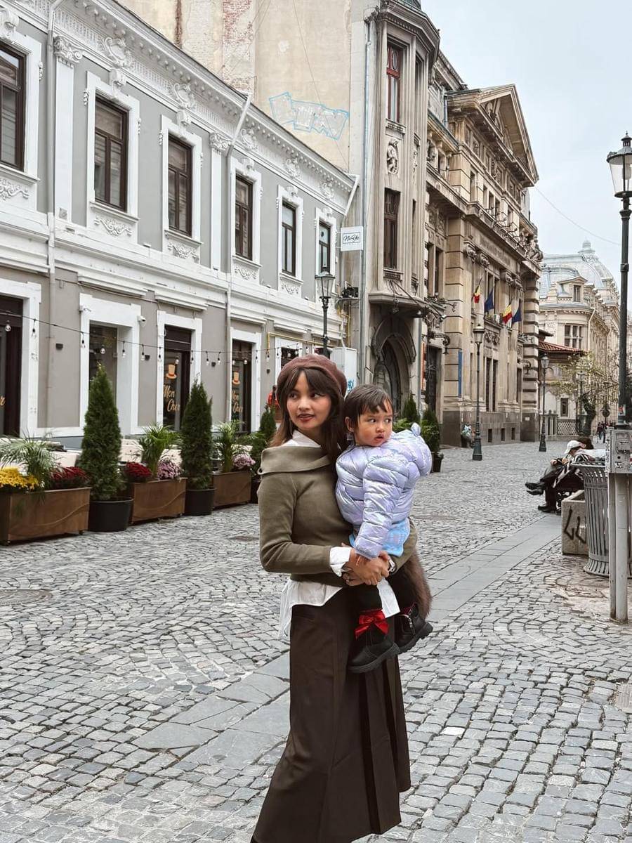 keluarga Sabrina Anggraini ke Romania
