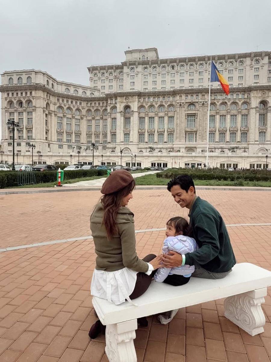 keluarga Sabrina Anggraini ke Romania