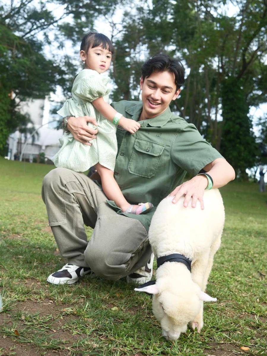 keluarga Felicya dan Hito ke Scientia Square Park