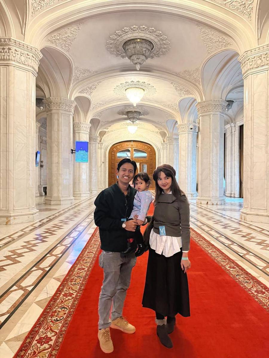 keluarga Sabrina Anggraini ke Romania