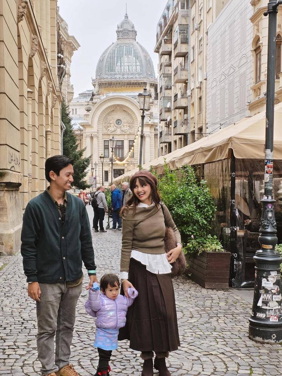 keluarga Sabrina Anggraini ke Romania
