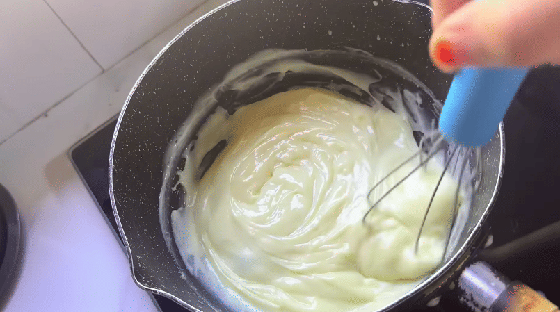 ilustrasi memasak adonan vla