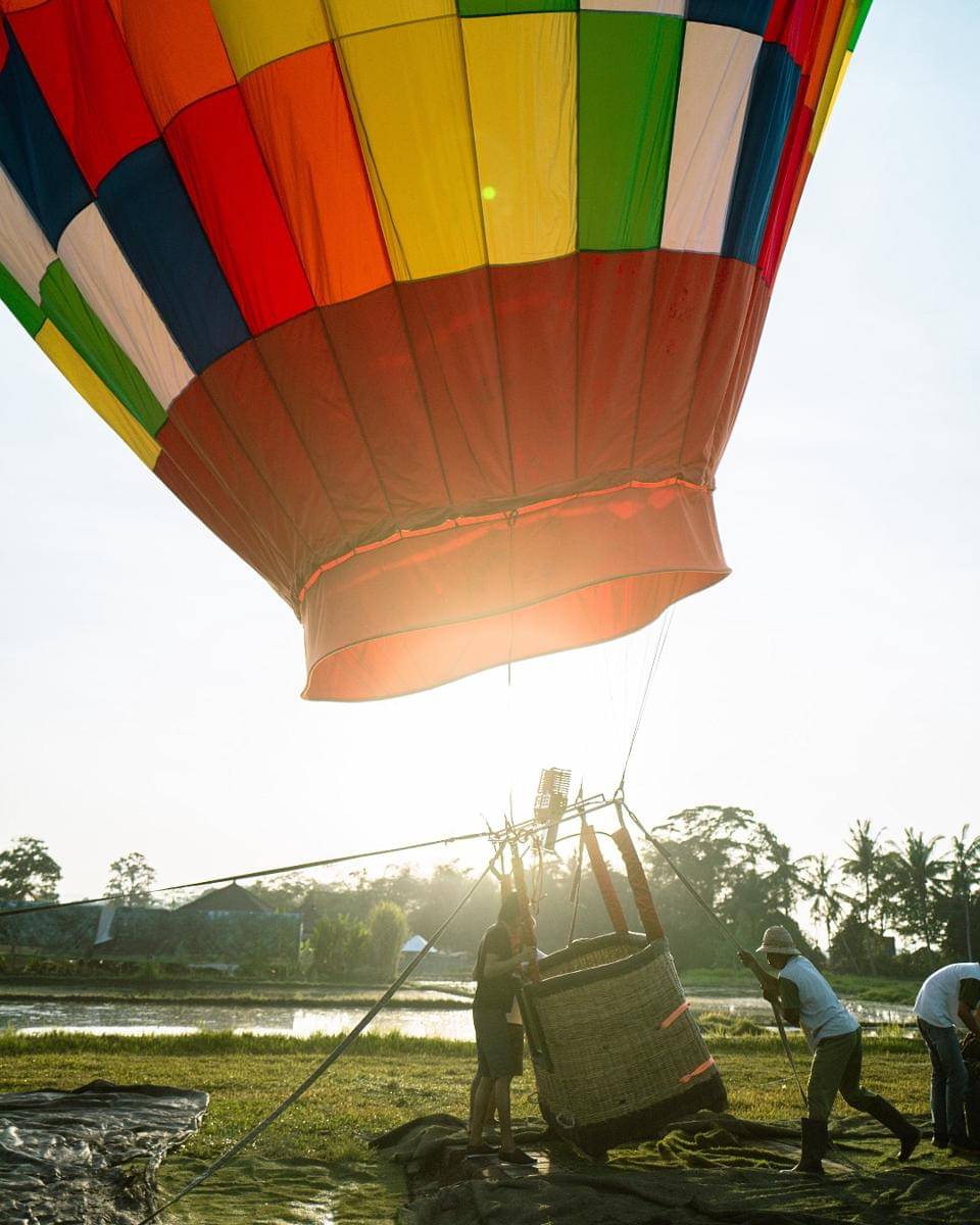 persiapan sebelum balon udara mengudara (instagram.com/tanahgajahubud)