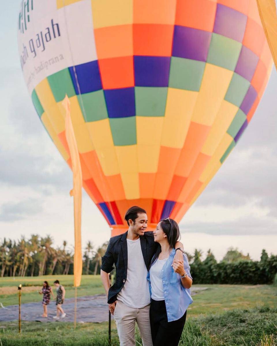 naik balon udara dengan pasangan (instagram.com/tanahgajahubud)