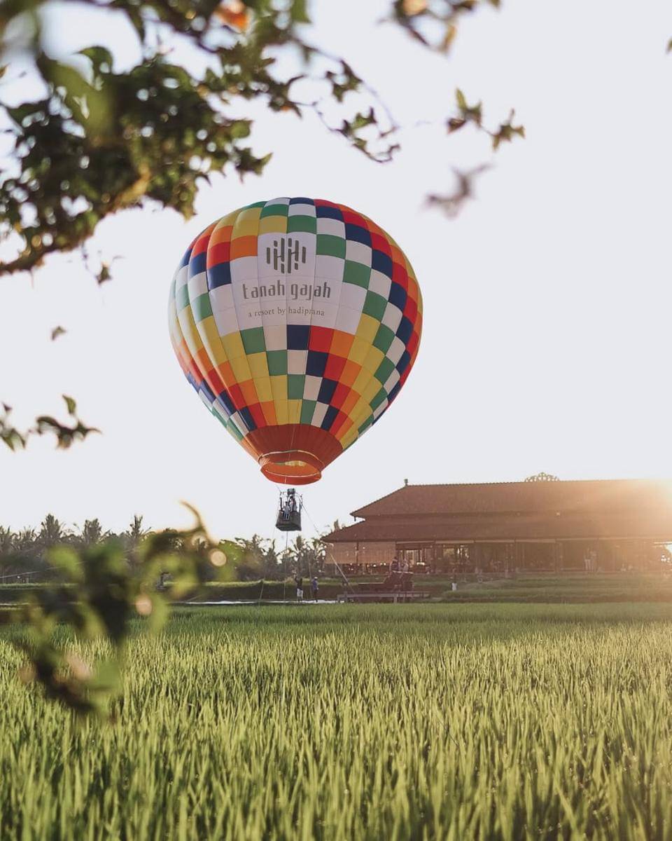 suasana di sekitar lokasi balon udara (instagram.com/tanahgajahubud)