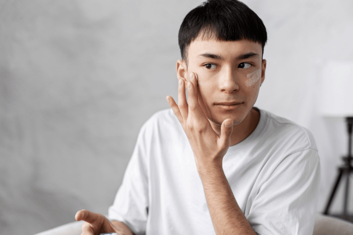 ilustrasi pria menggunakan moisturizer