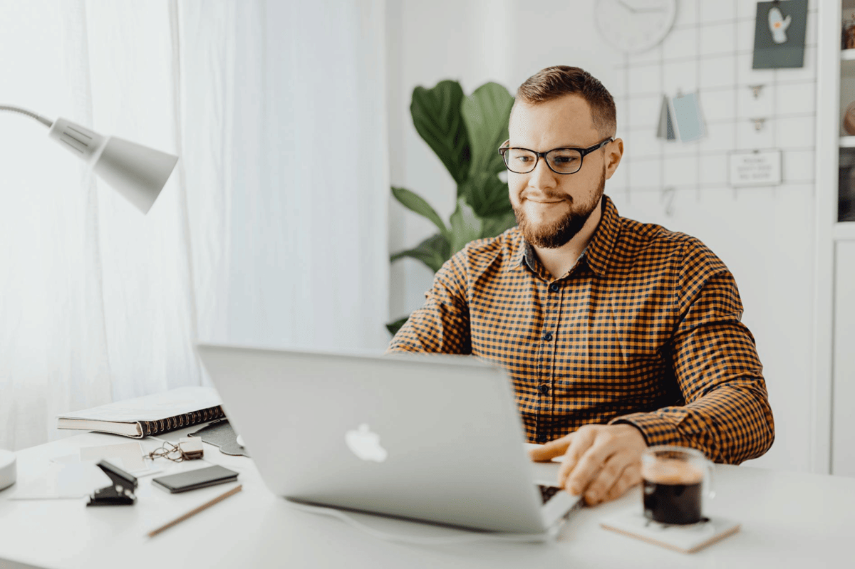 ilustrasi pria bekerja di ruangan ber-AC