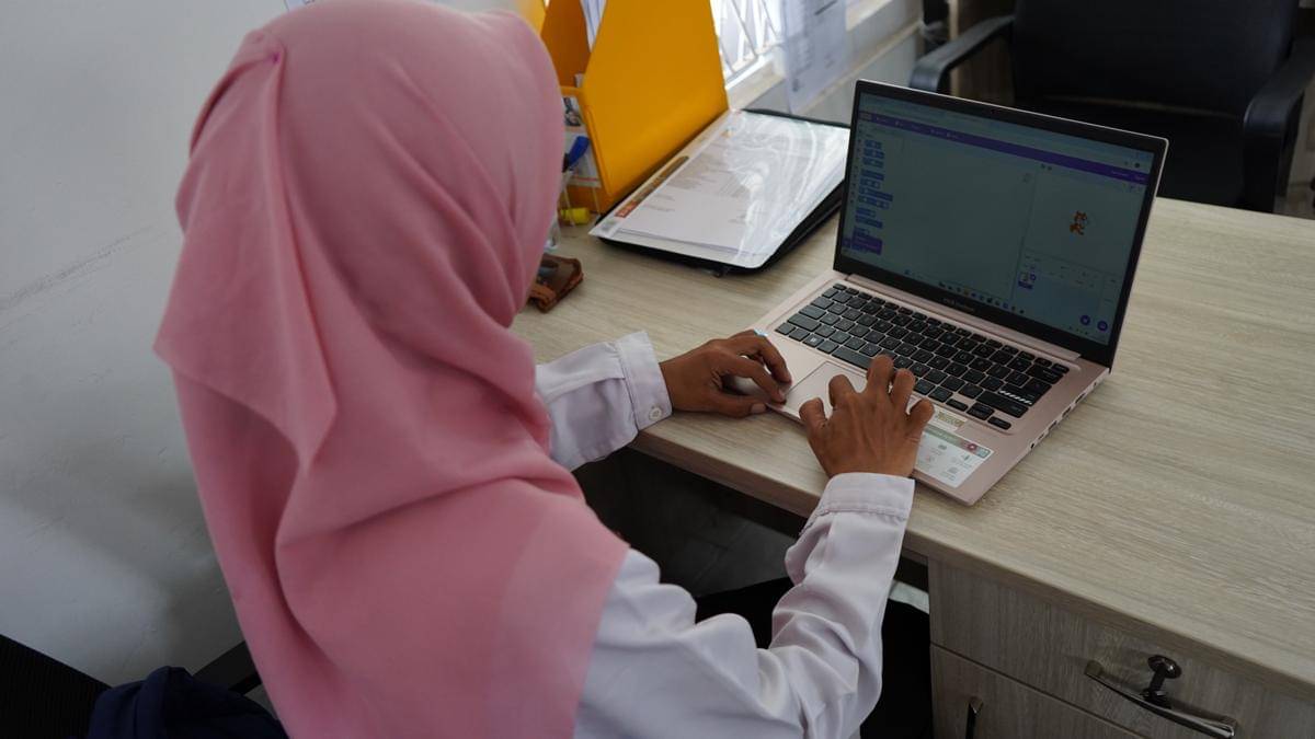 Guru SRMA 19 Bantul memanfaatkan internet cepat.
