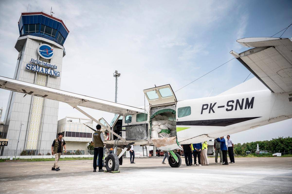 Pesawat Cessna 208 Caravan PK-SNM bersiap untuk lepas landas dalam Operasi Modifikasi Cuaca (OMC) di Bandara Internasional Jenderal Ahmad Yani, Semarang, Jawa Tengah, Senin (27/10/2025). (ANTARA FOTO/Aprillio Akbar)