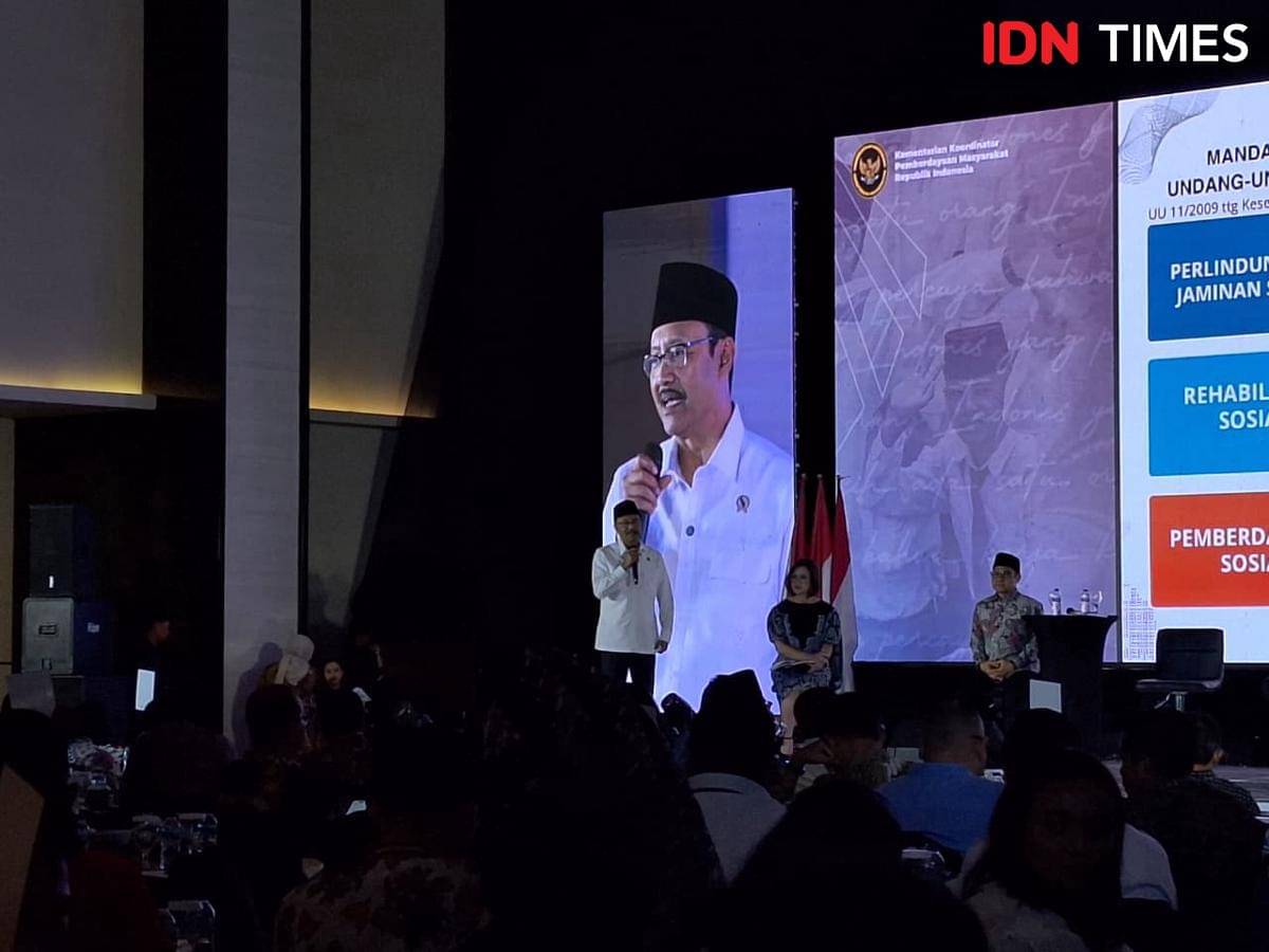 Menteri Sosial Saifullah Yusuf dalam "Satu Tahun Pemberdayaan Masyarakat: Langkah Awal Transformasi Bangsa" di Menara Danareksa, Jakarta Pusat, pada Selasa (28/10/2025). (IDN Times/Rachel Kathryn).