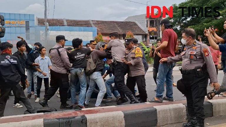 Polisi dan massa aliansi Freedom saling rebutan ban bekas saat peringatan hari sumpah pemuda di Jl Sultan Alauddin Makassar, Selasa (28/10/2025) / Foto : Darsil Yahya