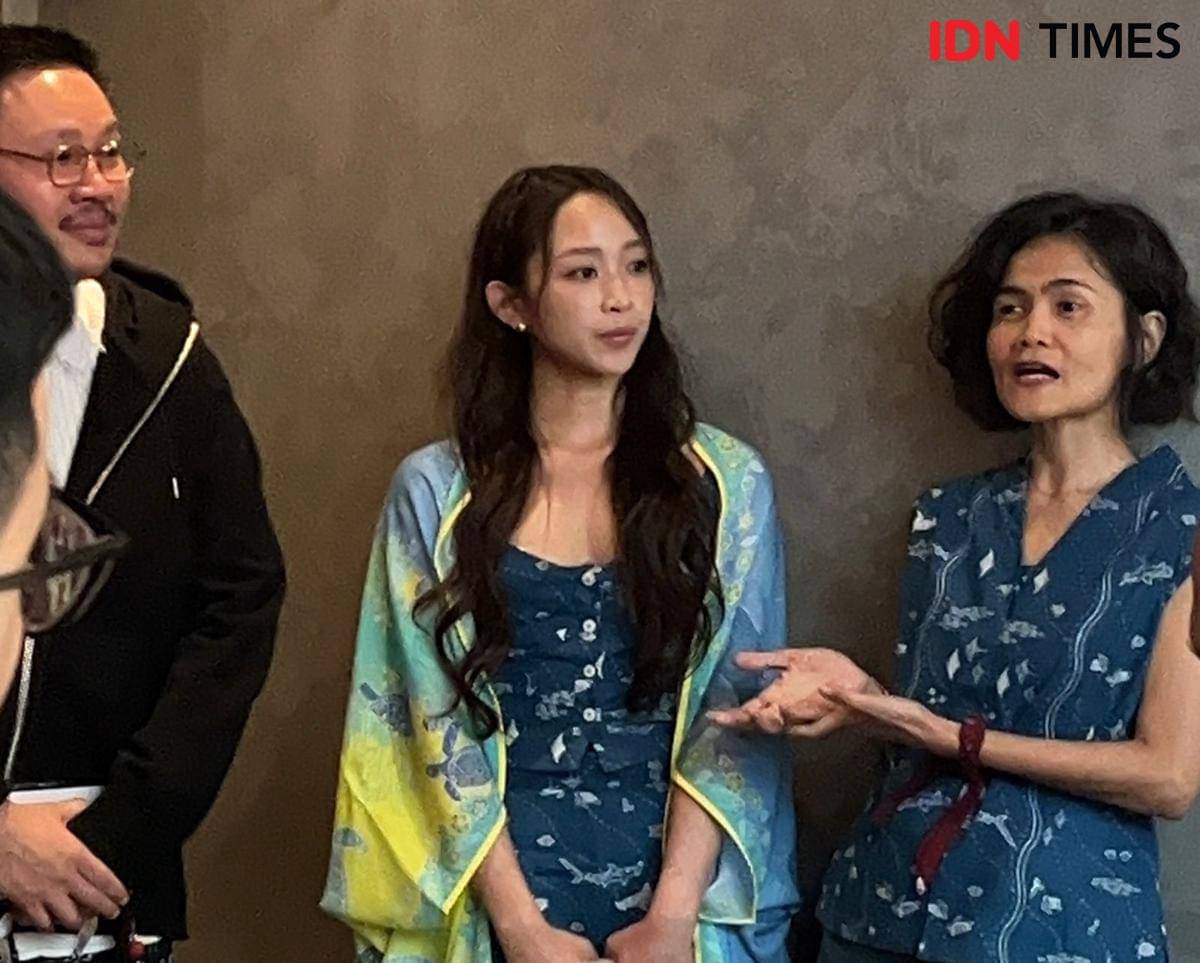 Dita Karang di media lounge bersama Sejauh Mata Menandang untuk JFW 2025 dalam koleksi Larung