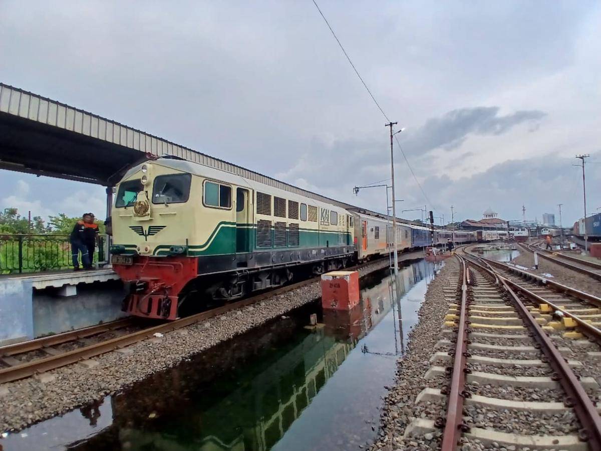 Bantuan lokomotif Diesel Hidrolik untuk menarik kereta api di jalur yang teredam banjir di Semarang. (Dok. KAI Daop 4 Semarang)