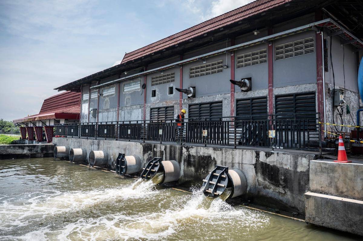 antarafoto-penanganan-banjir-pantura-semarang-1761631442.jpg