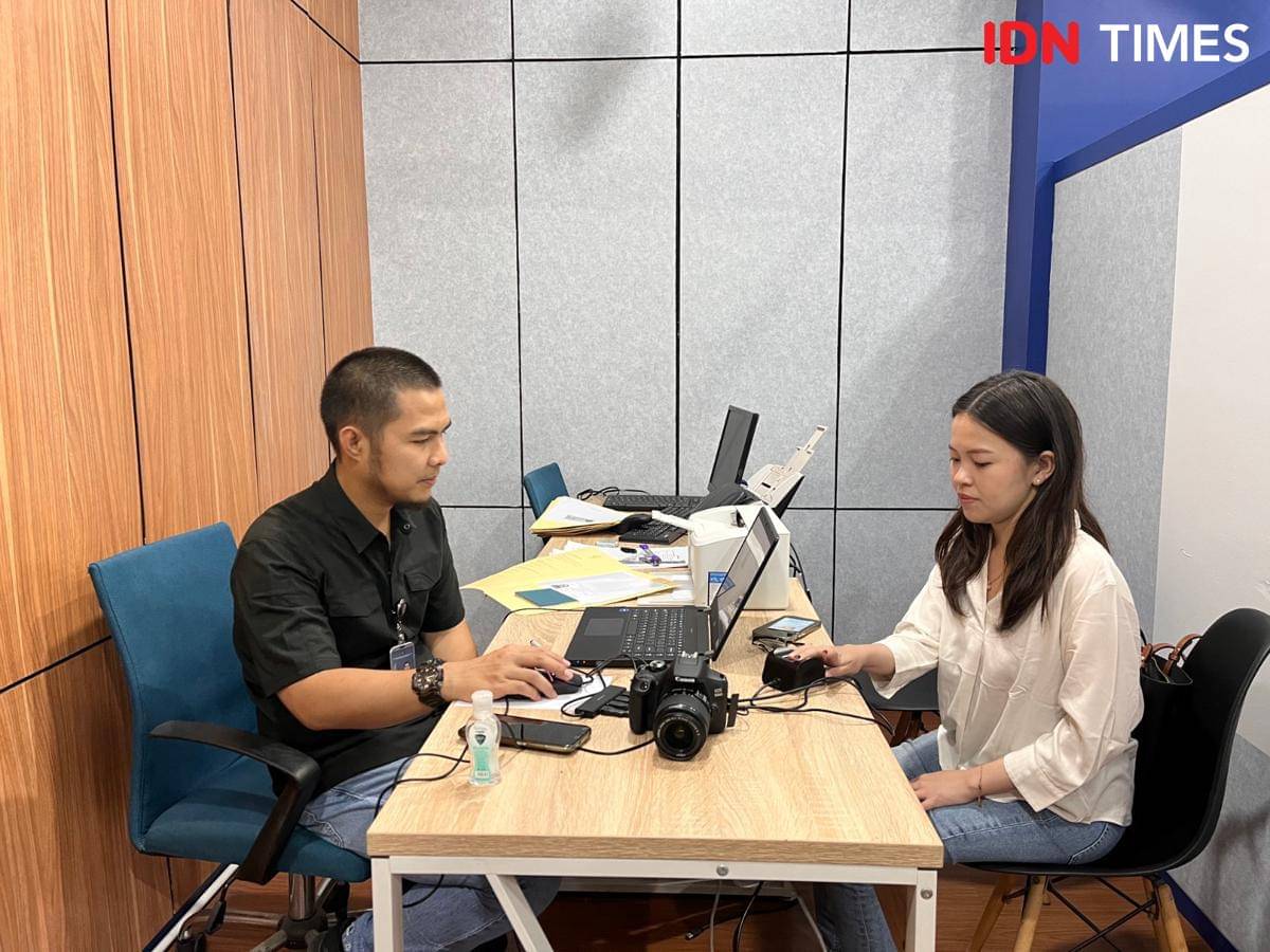 Pemohon tengah membuat paspor di Kantor Imigrasi Kelas I Non TPI Tangerang