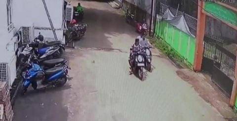 Tiga pelajar di Kabupaten Gowa, terekam CCTV mencuri sepeda motor di kompleks Masjid Syech Yusuf/Istimewa