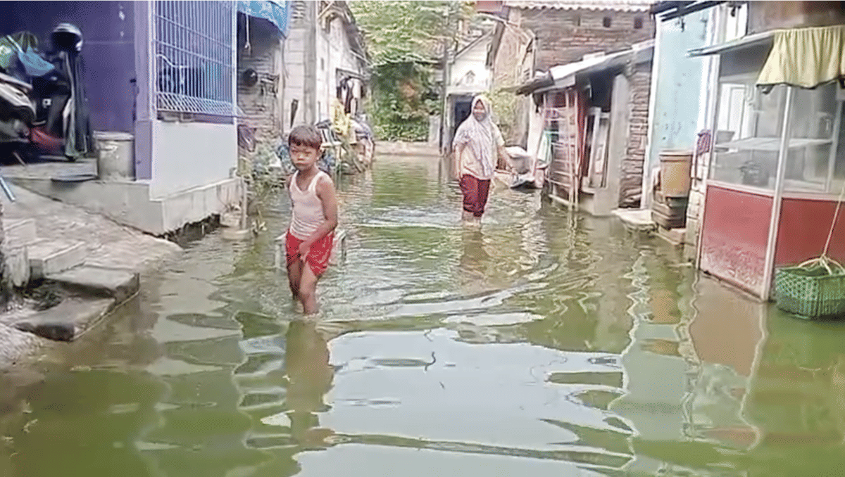 Banjir merendam Kampung Tanggungrejo Gayamsari Kecamatan Semarang Timur. (IDN Times/Fariz Fardianto)