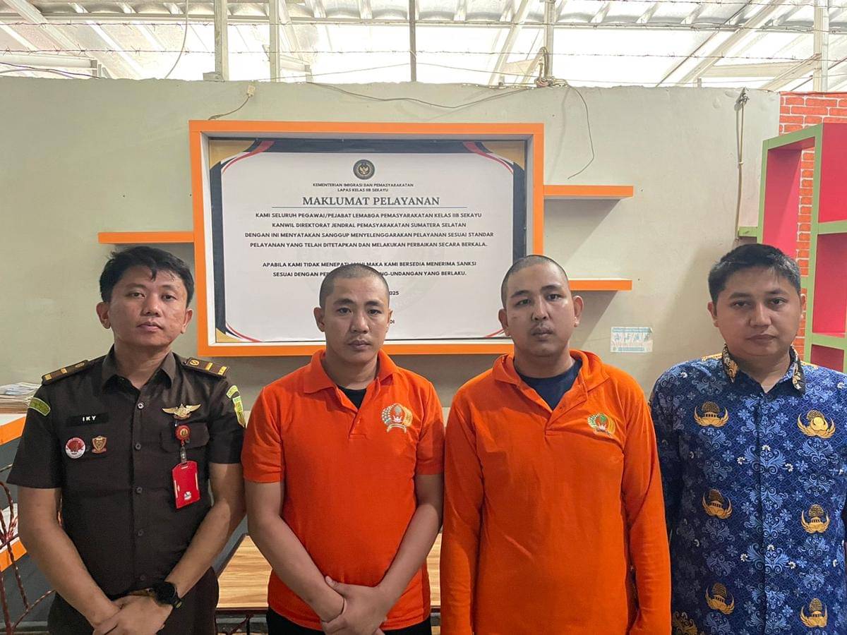 Tim Kejaksaan Negeri Musi Banyuasin bersama dua tersangka kasus penganiayaan dan pengancaman terhadap dokter RSUD Sekayu usai pelaksanaan tahap II dan dilimpahkan ke Lapas Kelas IIB Sekayu, Selasa (28/10/2025). (Dok. Kejari Muba)