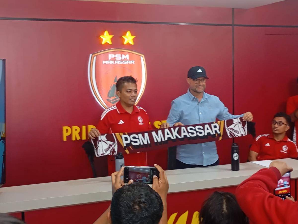 Manajemen PSM Makassar secara resmi memperkenalkan Tomas Trucha sebagai pelatih kepala yang baru dalam konferensi pers yang digelar di PSM Official Store pada Selasa (28/12/2025) malam.