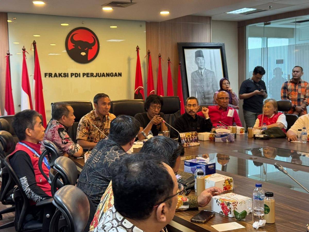 Fraksi PDIP gelar FGD mempertemukan langsung para aplikator dengan perwakilan komunitas pengemudi ojek online (ojol) untuk membahas isu kesejahteraan, khususnya soal potongan besar dari pihak aplikator (dok. Istimewa)