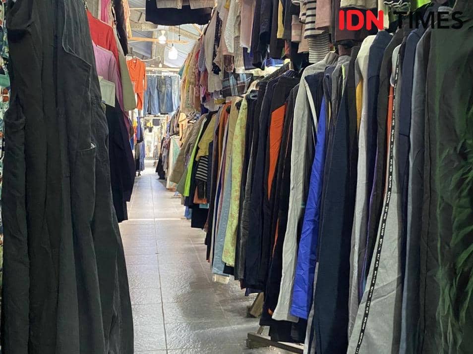 Impor pakaian bekas.