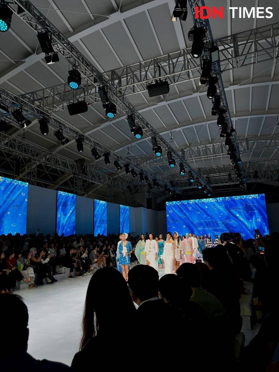 Sejauh Mata Menandang untuk JFW 2026 dalam koleksi Larung pada Selasa (28/10/2025) di PIM 3, Jakarta Selatan