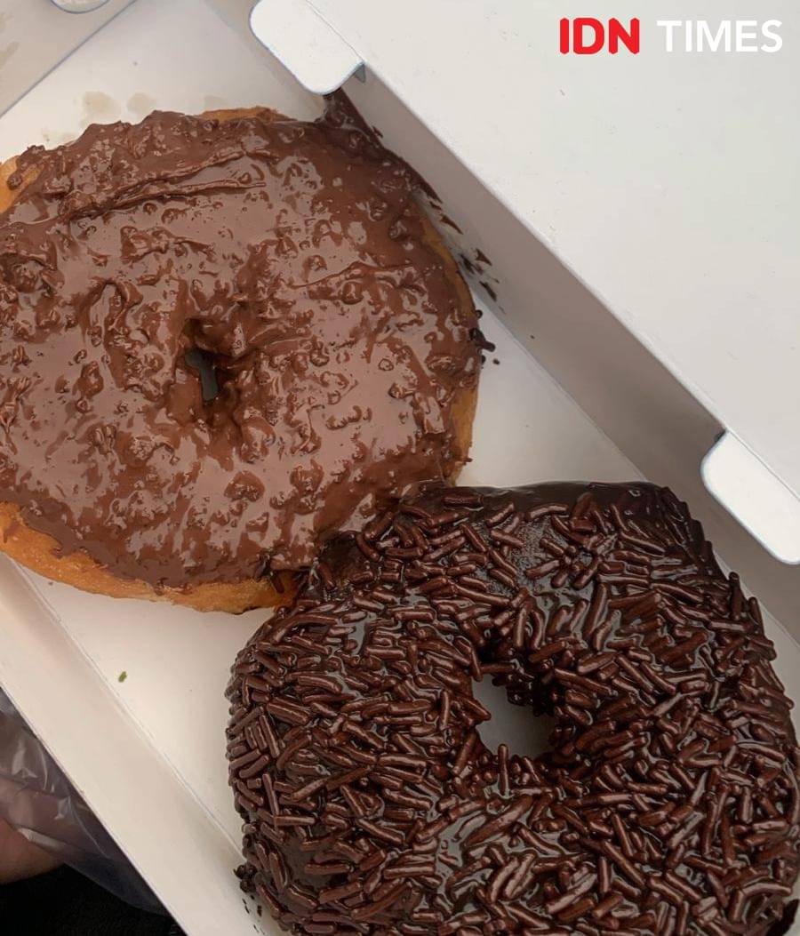 Potret donat kentang topping cokelat