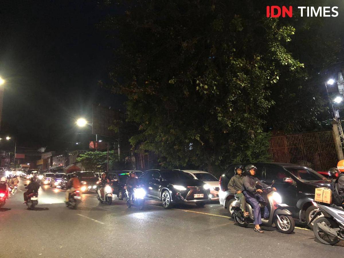 Kemacetan panjang di daerah Tanah Putih akibat banjir yang melanda Semarang. (IDN Times/Dhana Kencana)