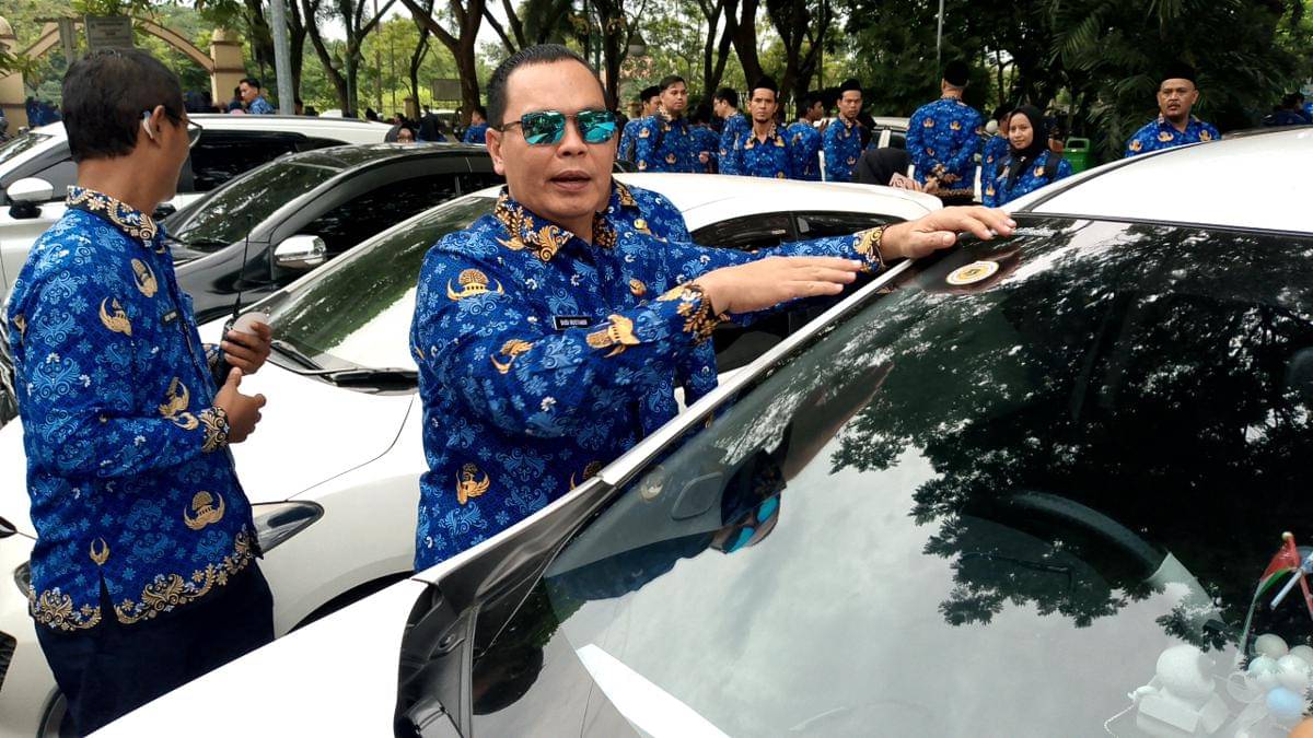 Wali Kota Serang Budi tempel stiker kendaran pegawai yang nunggak pajak