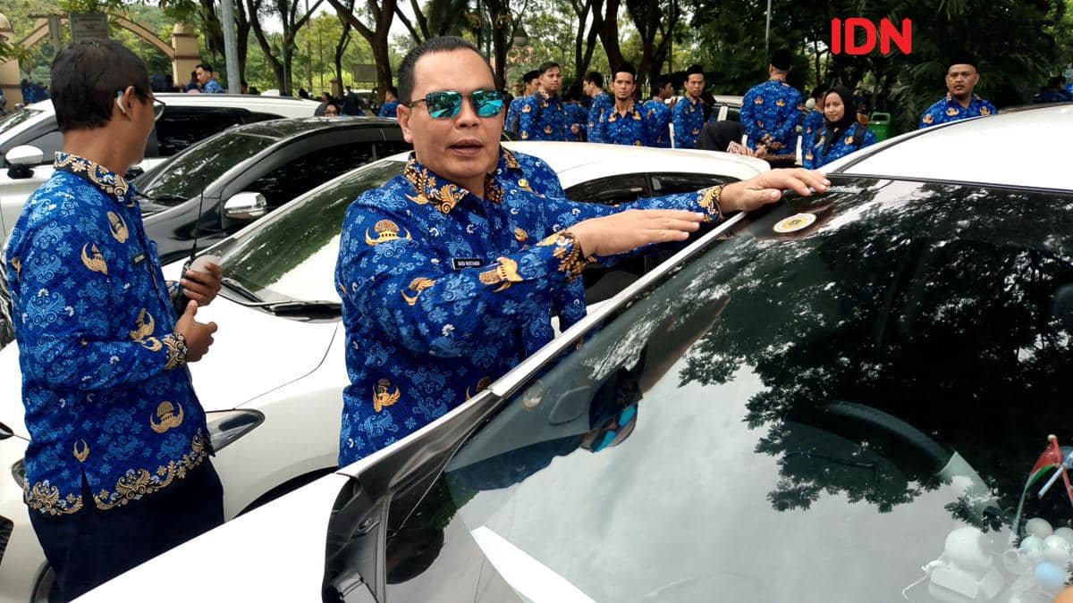 Wali Kota Serang Budi tempel stiker kendaran pegawai yang nunggak pajak (Dok. Khaerul Anwar)