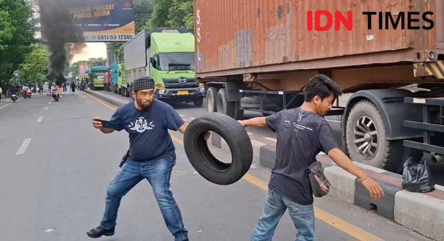 Polisi berpakaian biasa dan massa aliansi Freedom saling rebutan ban bekas saat peringatan hari sumpah pemuda di Jl Sultan Alauddin Makassar, Selasa (28/10/2025. IDN Times/Darsil Yahya