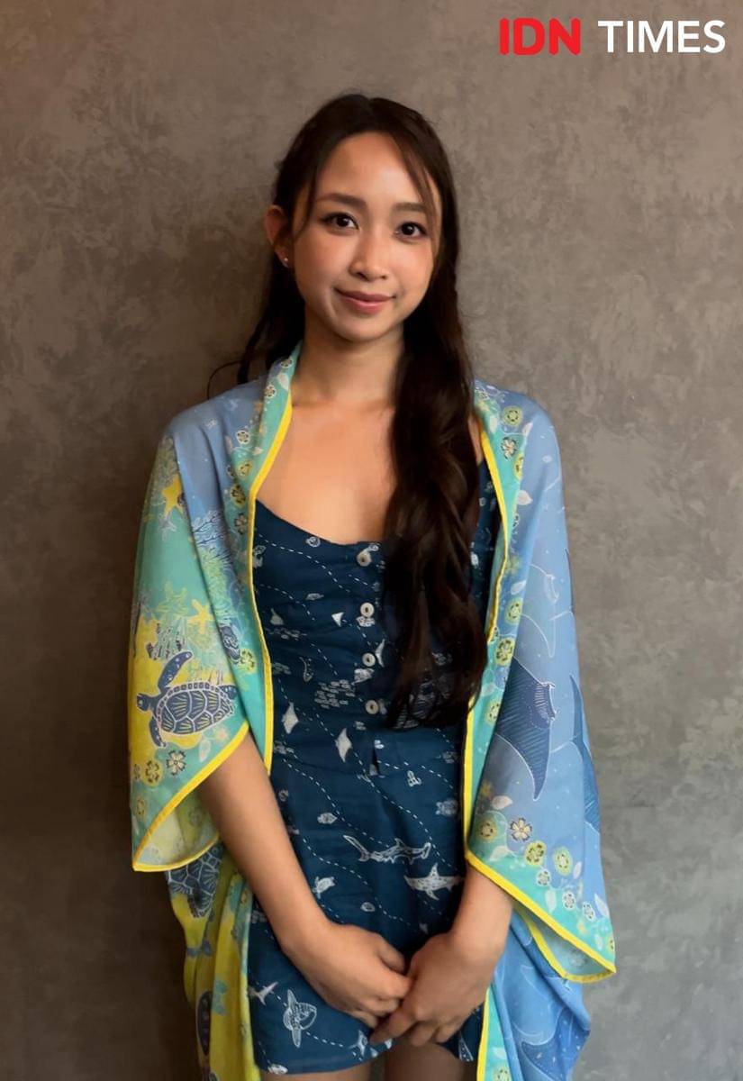 Dita Karang di media lounge bersama Sejauh Mata Menandang untuk JFW 2025 dalam koleksi Larung