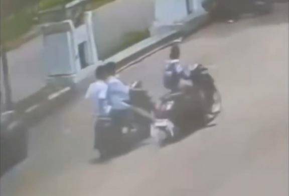Tiga pelajar di Kabupaten Gowa, terekam CCTV mencuri sepeda motor di kompleks Masjid Syech Yusuf/Istimewa