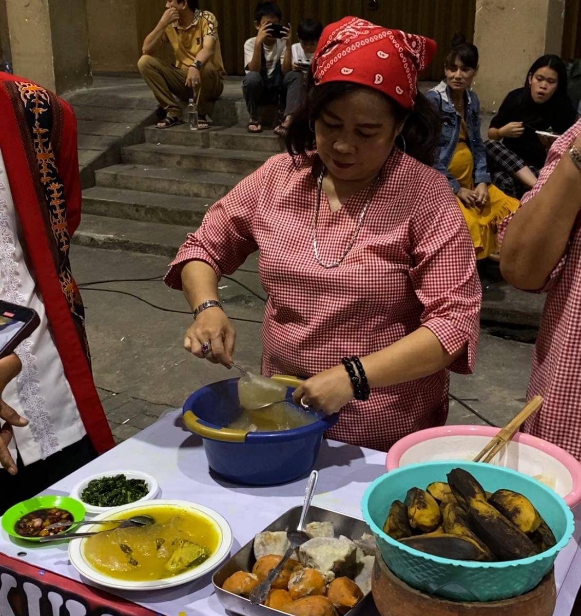 Ada papeda di pusat kuliner pasar tengah.