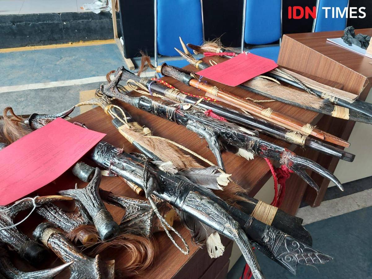 Polres Banjar menyita 1.930 kerangka dan bagian satwa dilindungi, termasuk parang yang menggunakan bagian tubuh satwa dilindungi. (Hendra Lianor/IDN Times)