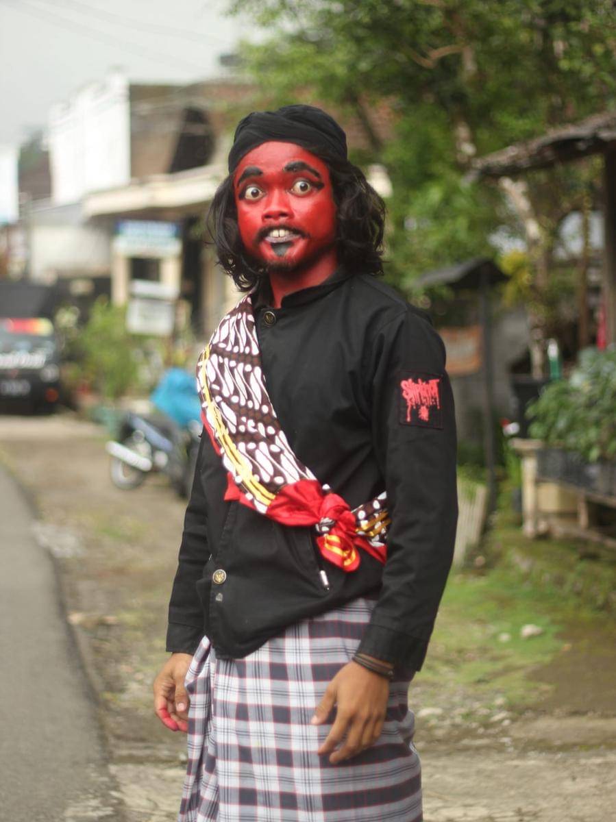 kostum Halloween melokal