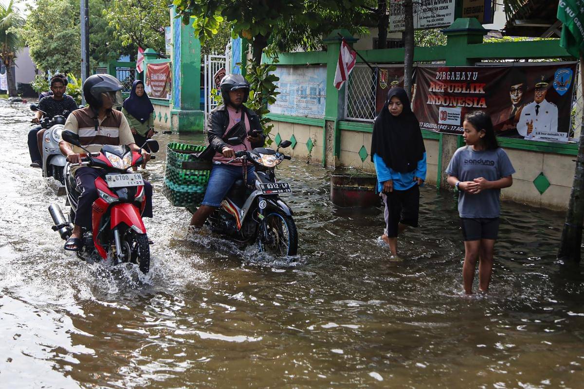 antarafoto-banjir-masih-merendam-permukiman-warga-di-semarang-1761631240.jpg